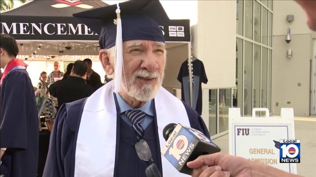 Hombre latino de 85 años se gradúa de la universidad en Florida tras retomar sus estudios