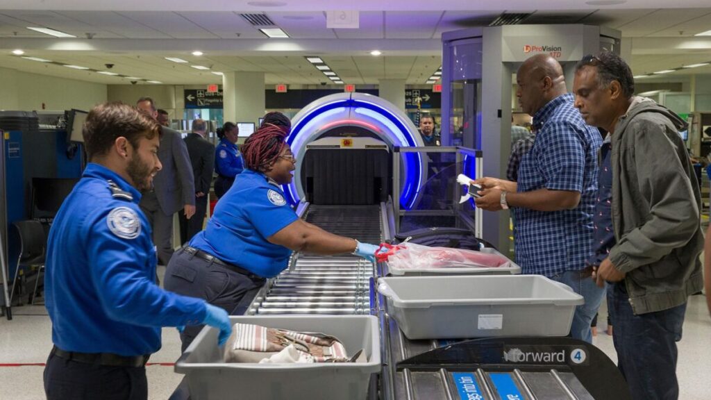 TSA comparte listas de pasajeros con ICE para ubicar y detener a personas con órdenes de deportación antes de abordar vuelos