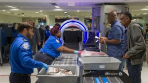TSA comparte listas de pasajeros con ICE para ubicar y detener a personas con órdenes de deportación antes de abordar vuelos