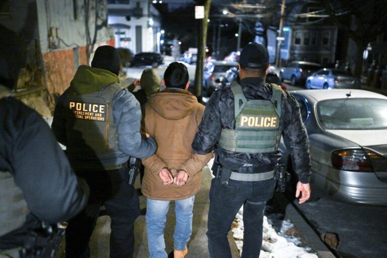 Agentes de ICE realizan operativos migratorios en Nueva York que, según un informe, afectan de forma desproporcionada a inmigrantes latinos