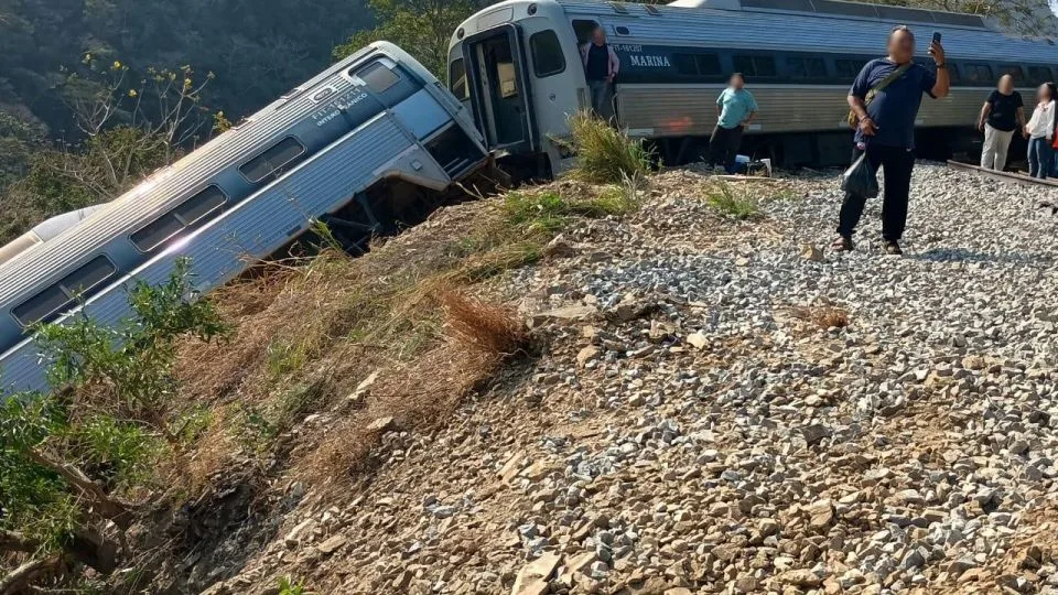 Autoridades y equipos de emergencia atienden el accidente del Tren Interoceánico en Oaxaca tras el descarrilamiento con víctimas