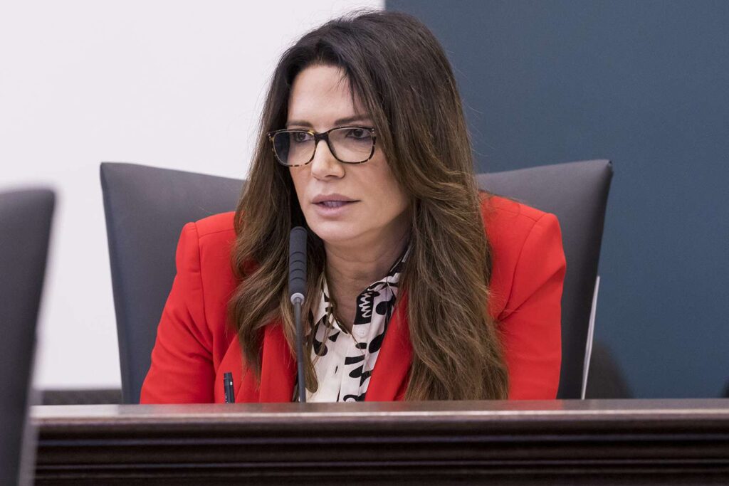 Declaraciones de la fundadora de Latinas for Trump sobre la política migratoria en Estados Unidos y su impacto en la comunidad latina.