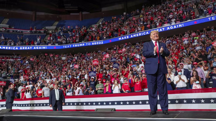 Latinos opinión Trump muestra descontento de la comunidad latina en Estados Unidos por economía e inmigración según encuestas recientes.