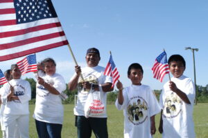 Personas latinas en ciudades de Estados Unidos reflejan preocupaciones sociales y percepción de un mal momento para la comunidad, según encuesta reciente.