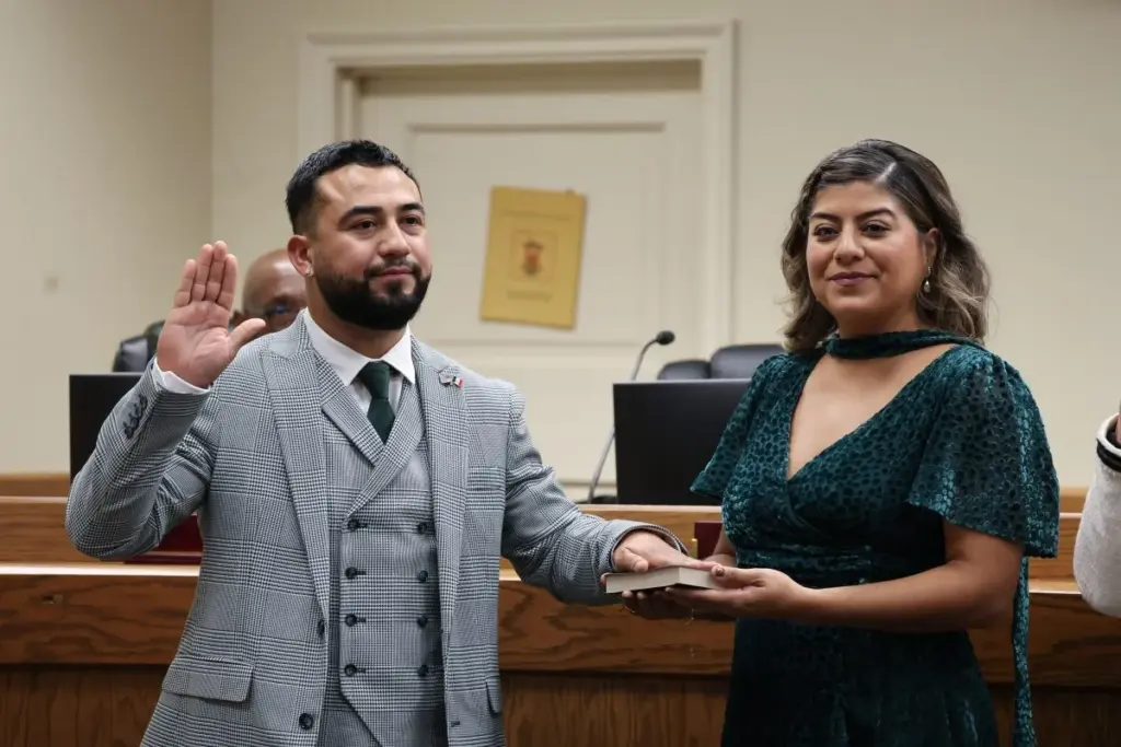 Eduardo Herrera-Picasso durante su juramentación como primer latino en el Concejo Municipal de Wilson, Carolina del Norte
