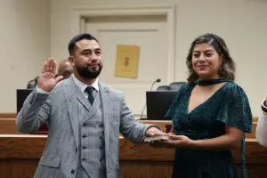 Eduardo Herrera-Picasso durante su juramentación como primer latino en el Concejo Municipal de Wilson, Carolina del Norte
