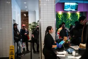 Personas en San Francisco esperando ayuda alimentaria en despensa comunitaria en contexto de recortes al programa SNAP