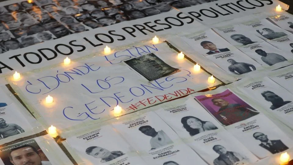 Presos políticos en Venezuela inician una huelga de hambre para exigir su libertad mientras familiares realizan vigilias frente a cárceles.