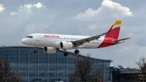 Avión comercial de Iberia en pista de aeropuerto listo para vuelo hacia Venezuela tras anuncio de posible reanudación