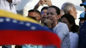 María Corina Machado hablando en evento internacional criticando la capacidad de Delcy Rodríguez para liderar una transición estable en Venezuela