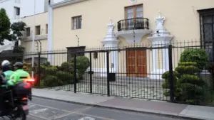 Bandera de Brasil en la sede de la embajada de México en Lima tras la ruptura de relaciones diplomáticas entre México y Perú