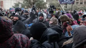 Redadas de ICE en Minneapolis generan choques entre manifestantes a favor y en contra durante un operativo migratorio en la ciudad.