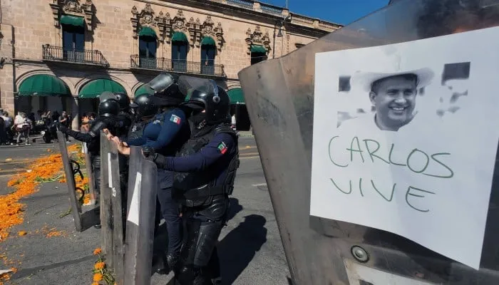 Autoridades detienen a secretaria cercana a la alcaldesa de Uruapan por el caso del asesinato de Carlos Manzo en Michoacán