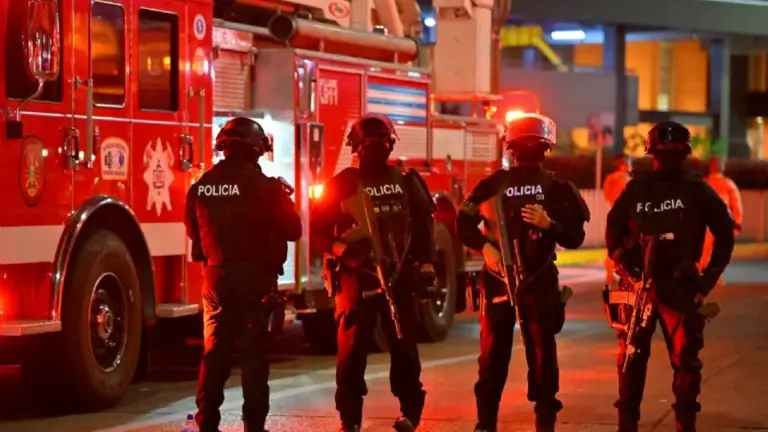 Seis cuerpos calcinados hallados en Santa Elena, Ecuador, mientras autoridades investigan posible vínculo con jóvenes desaparecidos.