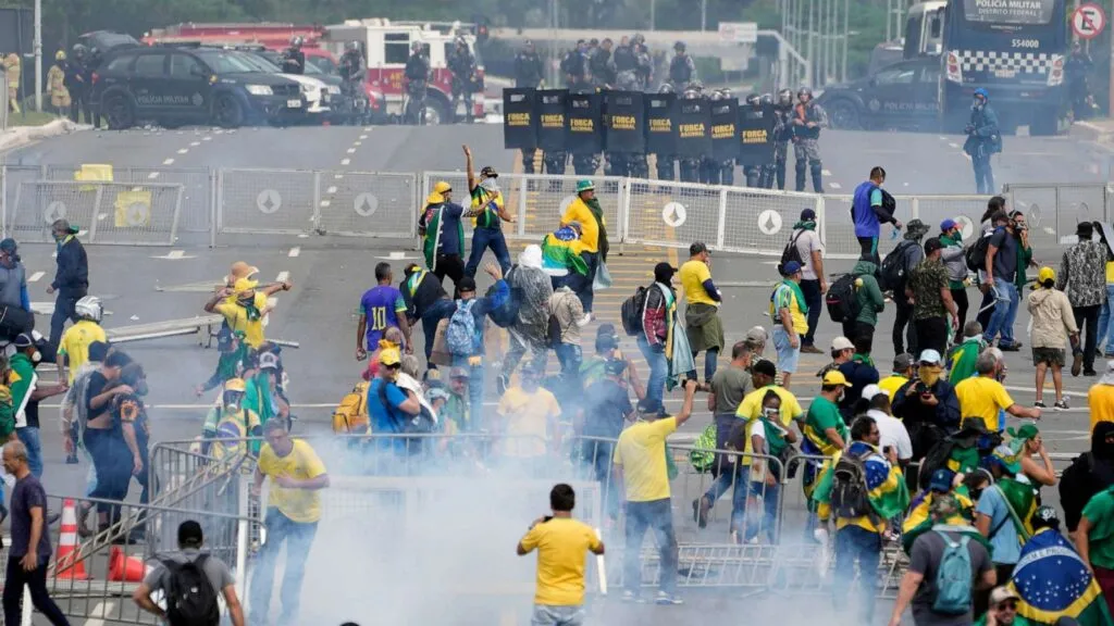 Manifestantes en Brasilia bajo lluvia intensa tras caída de rayo durante protesta política en Brasil
