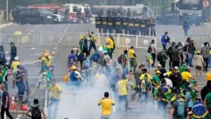 Manifestantes en Brasilia bajo lluvia intensa tras caída de rayo durante protesta política en Brasil