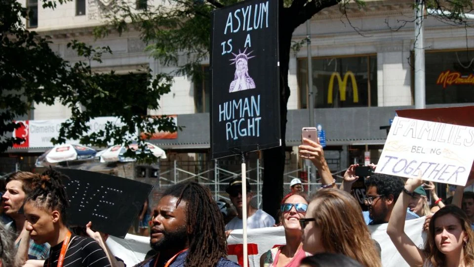 Ciudades santuario en Estados Unidos reaccionan al anuncio de Trump sobre el recorte de fondos federales y políticas migratorias.