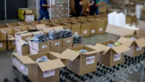 Entrega de ayuda humanitaria Cuba con alimentos y lámparas solares a familias afectadas por apagones y crisis energética.