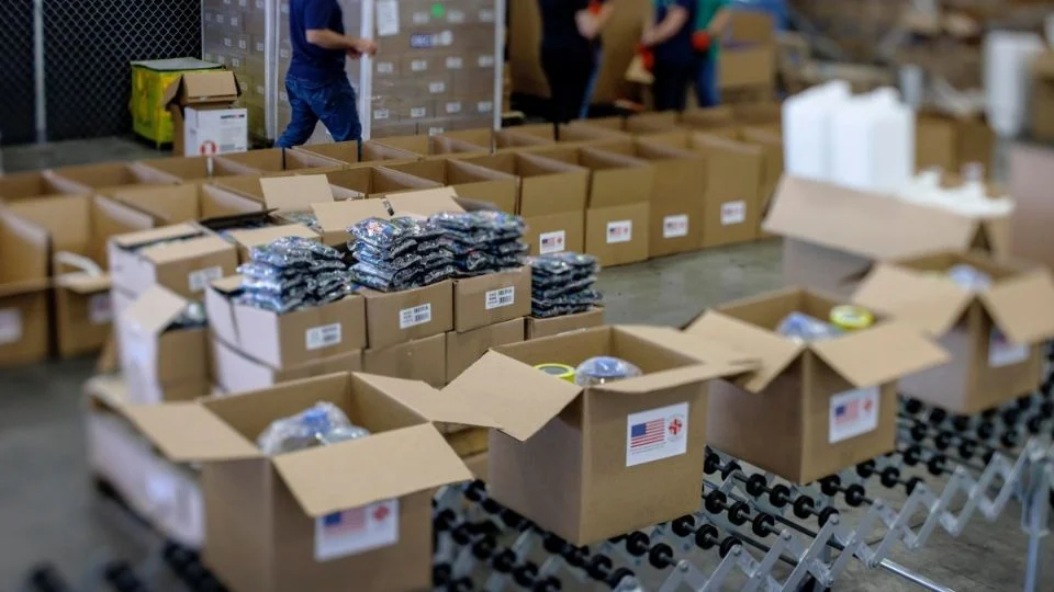 Entrega de ayuda humanitaria Cuba con alimentos y lámparas solares a familias afectadas por apagones y crisis energética.