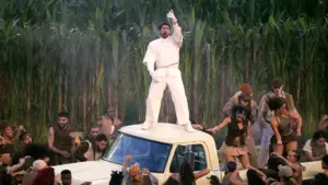 Medio tiempo del Super Bowl con influencia latina que rompió récords de audiencia y visibilizó la cultura latina en Estados Unidos.