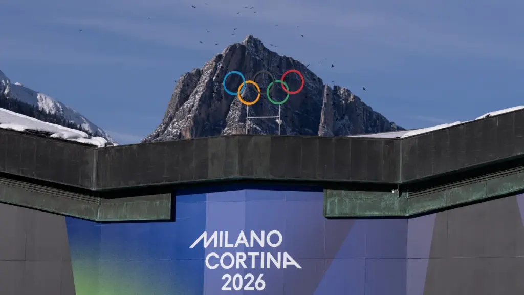 Atletas de Latinoamérica compiten en disciplinas de nieve y hielo durante los Juegos Olímpicos de Invierno en Italia.