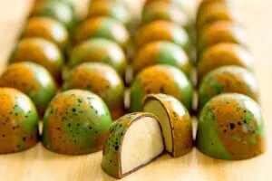 José Ramón Castillo elaborando chocolate fino mexicano reconocido en premios internacionales