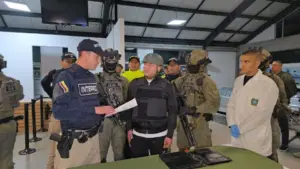 Autoridades colombianas trasladan a un narcotraficante extraditado a Estados Unidos como parte de la cooperación antidrogas
