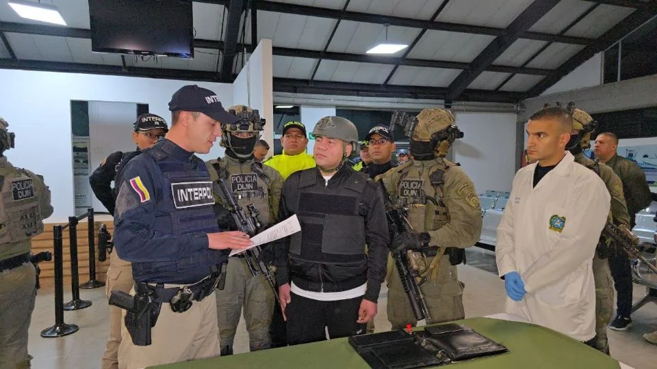 Autoridades colombianas trasladan a un narcotraficante extraditado a Estados Unidos como parte de la cooperación antidrogas