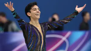 Donovan Carrillo en pista de hielo tras asegurar su pase a la final olímpica de patinaje artístico en Milano Cortina 2026