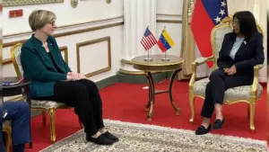 Reunión entre la enviada de Estados Unidos y Delcy Rodríguez en Caracas para normalizar relaciones bilaterales tras la captura de Maduro