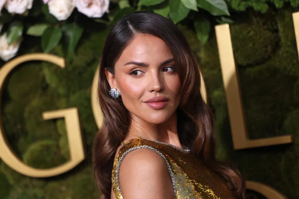 Eiza González y Machine Gun Kelly juntos en evento en Los Ángeles generando rumores de romance en Hollywood.