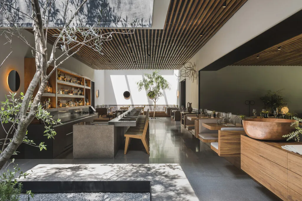 Restaurantes con estrellas Michelin en Latinoamérica como Pujol, D.O.M. y Maido impulsan turismo gastronómico regional.