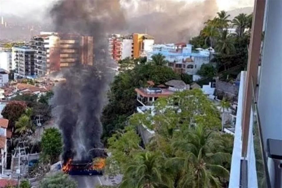 Fuerzas federales en operativo en Jalisco y bloqueos carreteros tras la muerte de El Mencho en México febrero 2026.