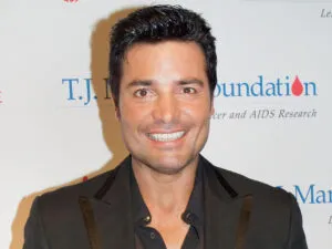 Chayanne actuando frente a multitud y nuevo ídolo latino moderno actuando frente a fans