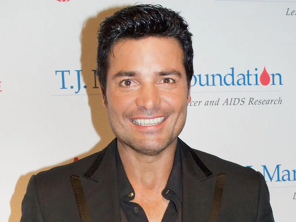 Chayanne actuando frente a multitud y nuevo ídolo latino moderno actuando frente a fans
