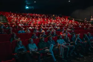 Público en sala de cine durante estreno de ¿Quieres ser mi novia? película latina que destaca en taquilla en Estados Unidos.