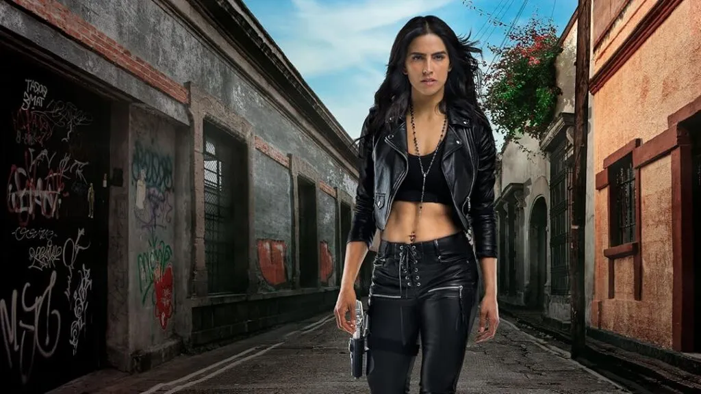 Producción de series latinas en streaming con actores hispanos en set profesional para plataformas digitales globales.