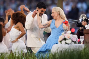 Escenario del medio tiempo latino del Super Bowl con símbolos culturales que representan identidad y diversidad en Estados Unidos