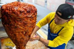 Comida callejera latina gana popularidad global con tacos, arepas y empanadas que dominan mercados y food trucks internacionales