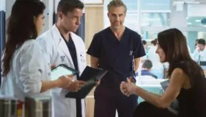 DOC en Netflix muestra a un médico en hospital enfrentando drama médico y pérdida de memoria