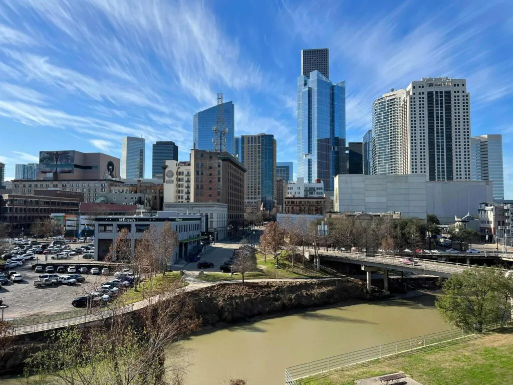 Profesionales latinos trabajando en ciudades como Miami y Houston, destinos favoritos de latinos en Estados Unidos