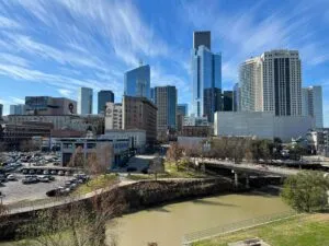 Profesionales latinos trabajando en ciudades como Miami y Houston, destinos favoritos de latinos en Estados Unidos