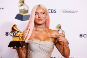 Karol G música latina interpretando concierto ante miles de fans con luces de escenario y ambiente urbano