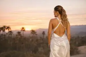 Karol G en Coachella 2026 promoviendo marcas latinas en un espacio de emprendimiento cultural internacional