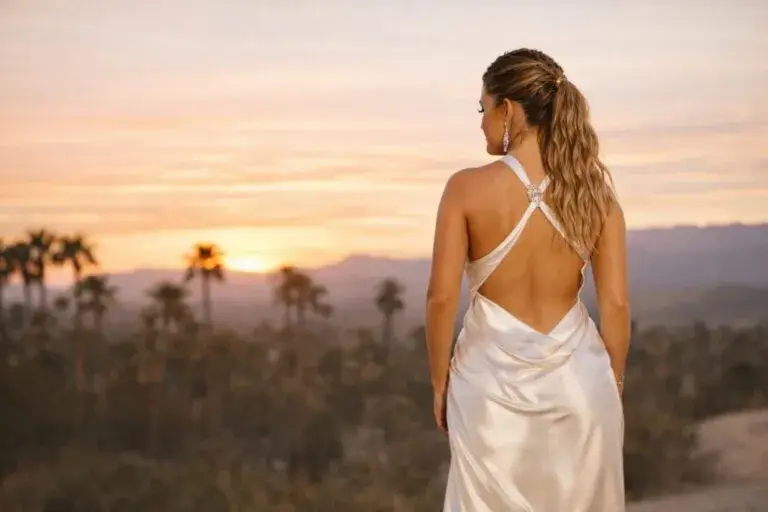 Karol G en Coachella 2026 promoviendo marcas latinas en un espacio de emprendimiento cultural internacional