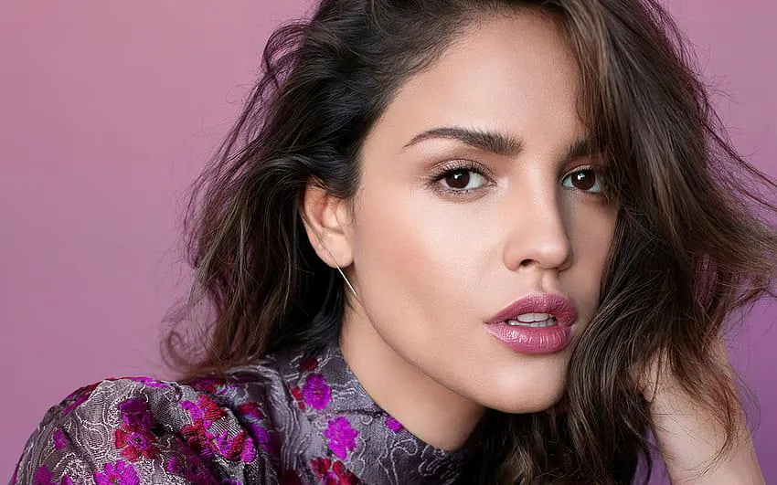 Retrato de mujer latina más guapa con estilo elegante y presencia en alfombra roja en Hollywood