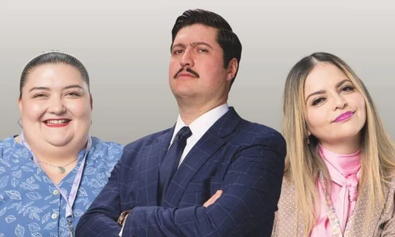 escena de La Oficina serie mexicana mostrando ambiente laboral con humor y estilo falso documental