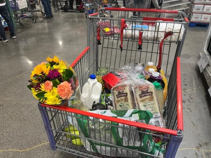 señora de Costco mostrando productos virales que influyen en decisiones de compra en México