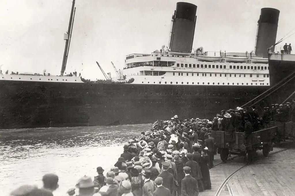 Representación del Titanic en el Atlántico con contexto de latinos en el Titanic y su historia migratoria en 1912