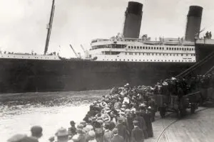 Representación del Titanic en el Atlántico con contexto de latinos en el Titanic y su historia migratoria en 1912